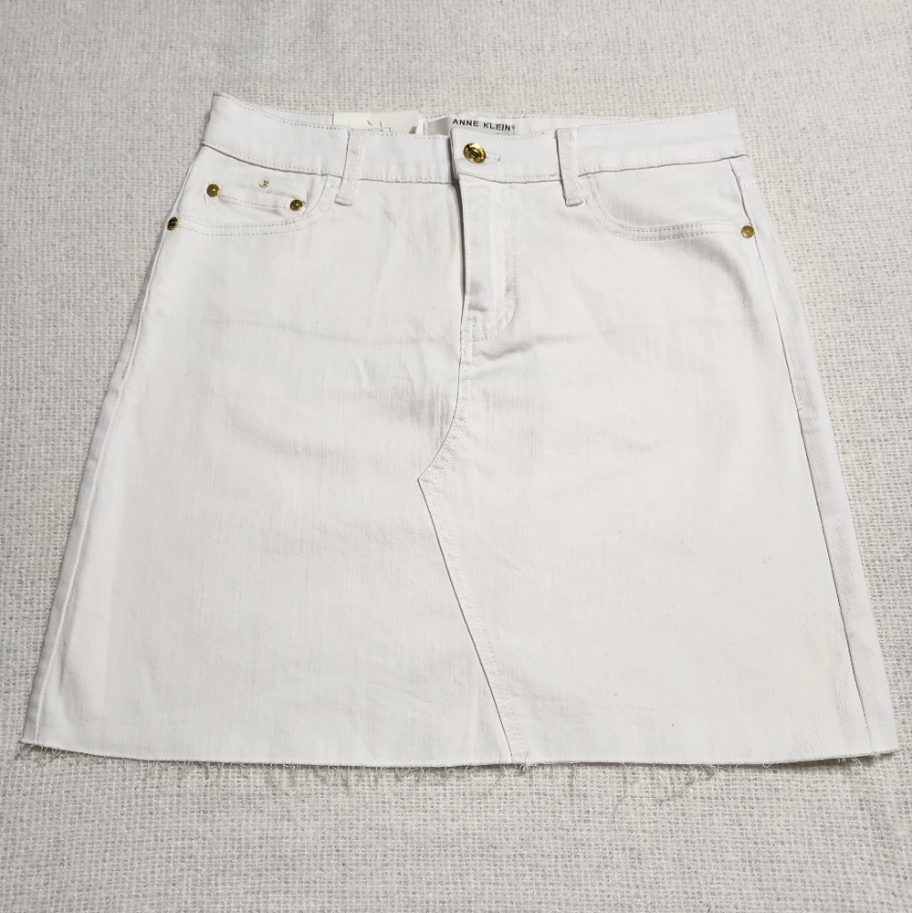 Anne Klein JEANS Denim and Sport White Skirt With Cut Hem. Size 8